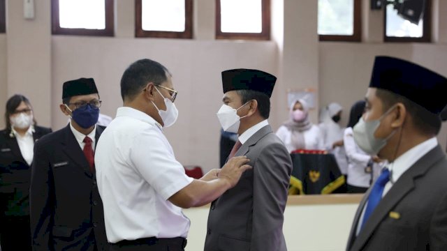 Wali Kota Makassar Danny Pomanto menyerahkan Tanda Kehormatan Satyalencana Karya Satya Kepada ASN lingkup Pemkot Makassar (Ist) 