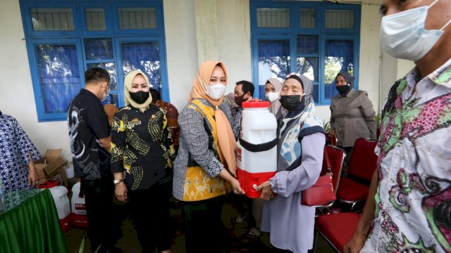 Fatmawati Rusdi Serahkan Bantuan Alsintan 100 Unit Hand Sprayer Kepada Kelompok Tani Makassar (Ist) 
