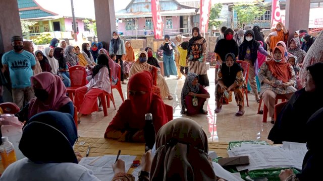 Sejumlah warga Desa Baccini Baji terlibat antri mengikuti vaksinasi (Int)
