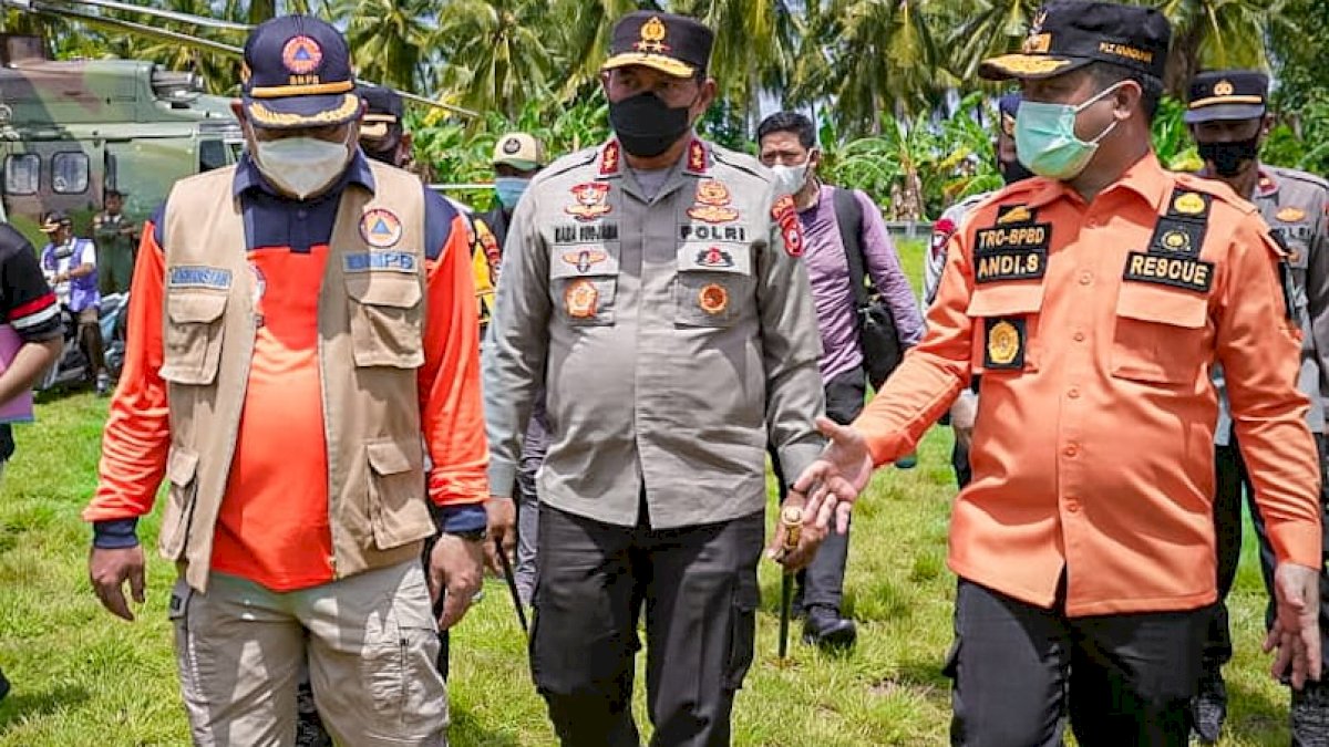Tinjau Lokasi Terdampak Gempa di Pulau Bonerate Selayar, Plt Gubernur Sulsel Serahkan Bantuan Pemulihan Pasca Bencana