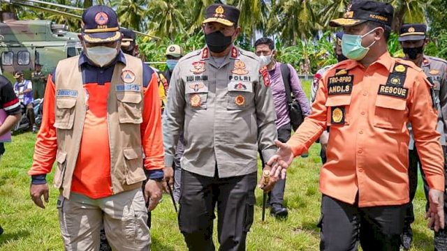 Plt Gubernur Sulsel Andi Sudirman Sulaiman serahkan Bantuan Pemulihan Pasca Bencana (Ist) 
