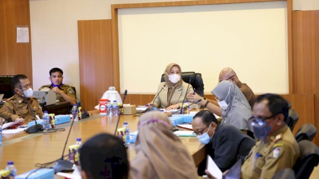 Wakil Wali Kota Makassar Fatmawati Rusdi memimpin rapat disiplin pegawai lingkup pemerintah Kota Makassar di ruang rapat kerjanya lantai 11 Kantor Balaikota, Senin 20/12/2021 (Ist) 