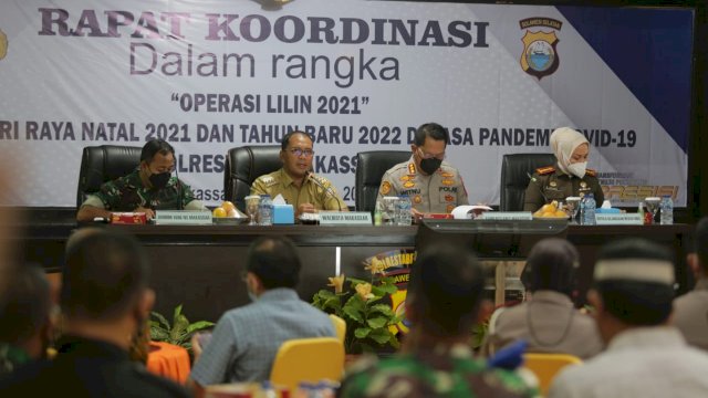Wali Kota Makassar Danny Pomanto Makassar bersama Polrestabes Makassar menggelar rapat koordinasi kesiapan operasi lilin tahun 2021 yang bertempat Aula Mappaodang Polrestabes Makassar. Senin 20/12/2021 (Ist) 