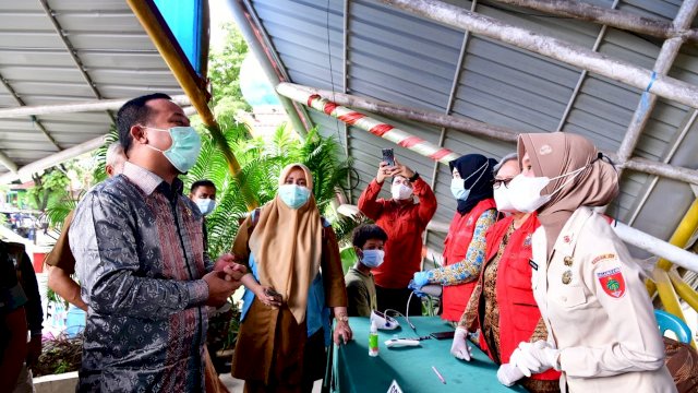 Plt Gubernur Sulsel Andi Sudirman Sulaiman tinjau pelaksanaan vaksinasi di Alu alu Kota Pangkajene (Ist) 