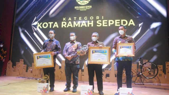 Penyerahan penghargaan dari Komunitas Sepeda Bike to Work (B2W) Indonesia, Selasa 21/12/2021 (Ist) 