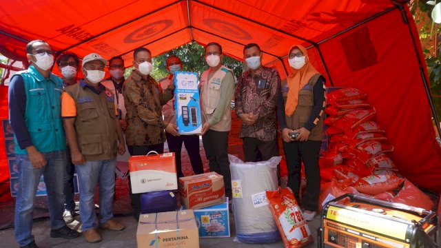YBM PLN UIW Sulselrabar menyerahkan bantuan lampu dan sembako ke BPBD Kepulauan Selayar (dok. PLN)