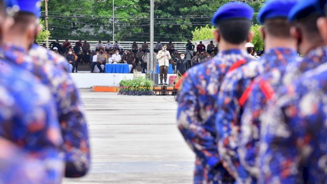 Plt Gubernur Sulsel, Andi Sudirman Sulaiman, menjadi Inspektur Upacara pada Apel Gelar Pasukan Operasi Kepolisian Terpusat Lilin 2021, Pengamanan Natal 2021 dan Tahun Baru 2022 di Lapangan Karebosi Makassar, (Ist) 