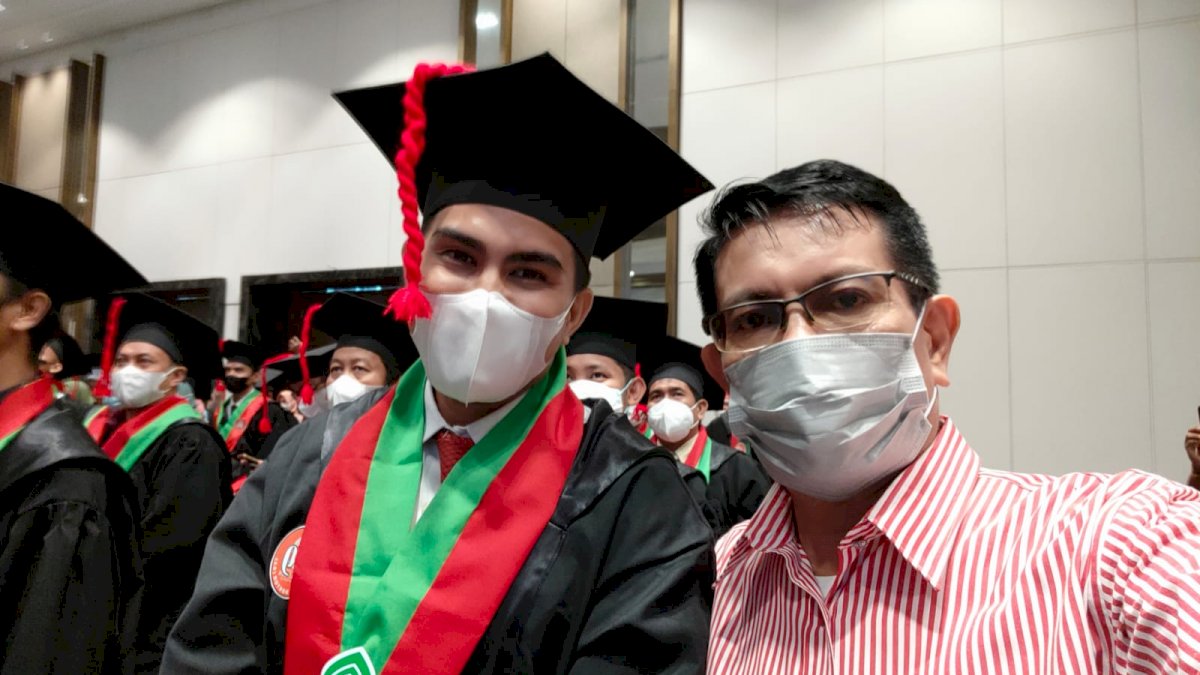Putra Sulung Kepala Humas UNM Wisuda Doktor di UIN Alauddin, Bergelar Doktor Bidang Ekonomi Islam