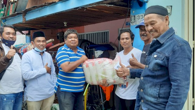 Yayasan Anak Rakyat Indonesia (YARI) menyalurkan bantuan untuk korban angin puting beliung yang menerjang Kelurahan Layang, Kecamatan Bontoala.(Ist) 