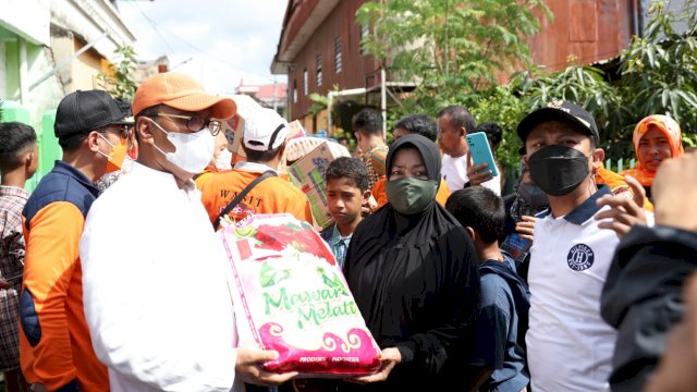 Wali kota Makassar Moh Ramdhan Pomanto (Danny Pomanto) meninjau warga korban angin puting beliung di kelurahan Maccini Parang tepatnya di RW, 1 RT. 3 Kecamatan Makassar. Jumat, 24/12/2022 (Ist) 