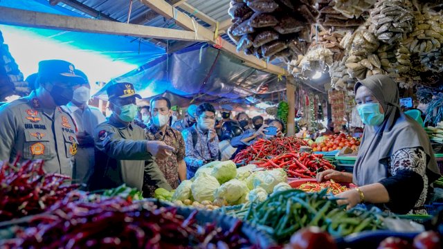 Gubernur Sulsel, Andi Sudirman Sulaiman melakukan inspeksi mendadak (sidak) di Pasar Pabaeng-Baeng, Makassar, Sulawesi Selatan, Jumat, 24/12/2021 (Ist) 