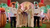 Penuh Kebahagiaan, Rektor UNM Prof Husain Syam Aqiqah Cucu Pertama