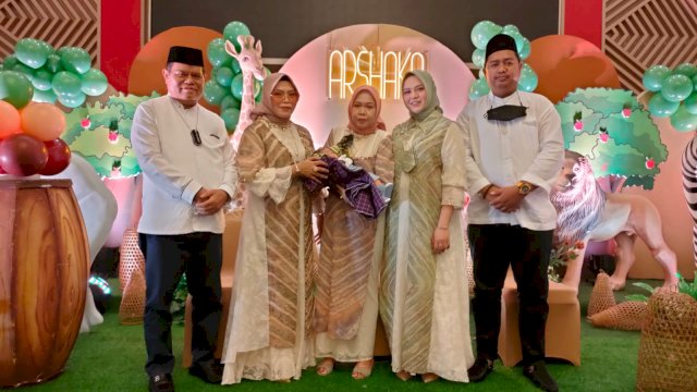 Keluarga besar Rektor Universitas Negeri Makassar (UNM), Prof&nbsp; Husain Syam, dan Sekretaris Daerah Pemprov Sulsel, Dr. Abdul Hayat Gani menggelar Aqiqah Tasyakuran di Sandeq Ballroom, Jl AP Pettarani, Makassar, Sulawesi Selatan, Jumat 24/12/2021