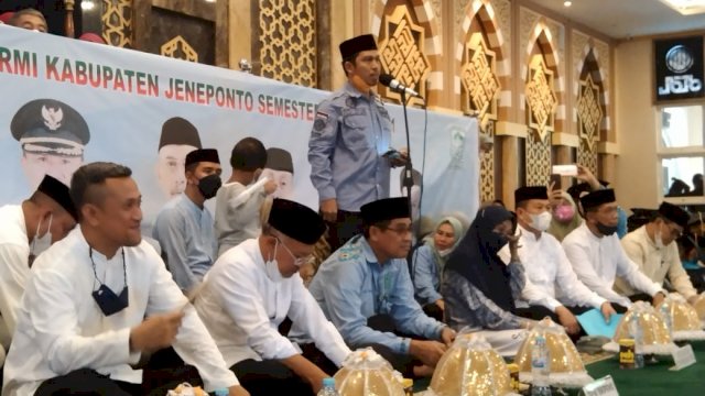 Ketua DPD BKPRMI Jeneponto, Suardi A Kahar menebarkan sambutan di acara Wisuda Santri ke-44 Semester II tahun 2021 di Masjid Agung Jeneponto (Dedi)