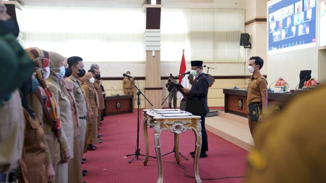 Pelantikan dan pengambil sumpah/janji dalam jabatan fungsional kepada 306 ASN Pemprov Sulsel lingkup Dinas Pendidikan Sulsel di Ruang Rapat Pimpinan Kantor Gubernur Sulsel, Senin, 27/12/2021 (Ist) 