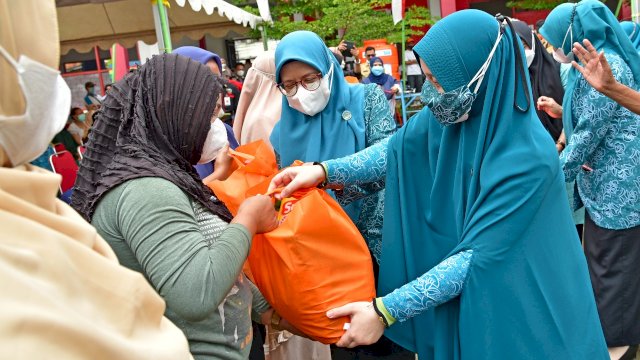 Plt Ketua TP PKK Sulsel Naoemi Octarina Bagikan Paket Sembako (Ist) 