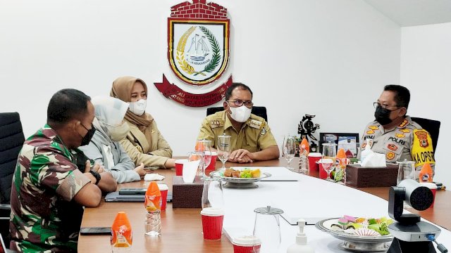 Wali Kota Makassar Moh Ramdhan Pomanto (Danny Pomanto) bersama Wakil Wali Kota Makassar, Fatmawati Rusdi menghadiri rapat pemantapan persiapan tahun baru 2022 secara virtual bersama Mendagri di war room lantai 10 kantor Balaikota Makassar, Senin 27/12/2021 (Ist) 