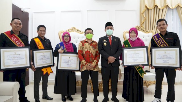 Plt Gubernur Sulsel, Andi Sudirman Beri Penghargaan Kepada 5 Duta Rumah Belajar Sulsel (Ist) 