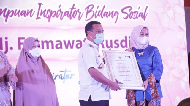 Wakil Walikota Makassar Fatmawati Rusdi mendapatkan penghargaan selaku Perempuan Inspirator Bidang Sosial (Ist) 