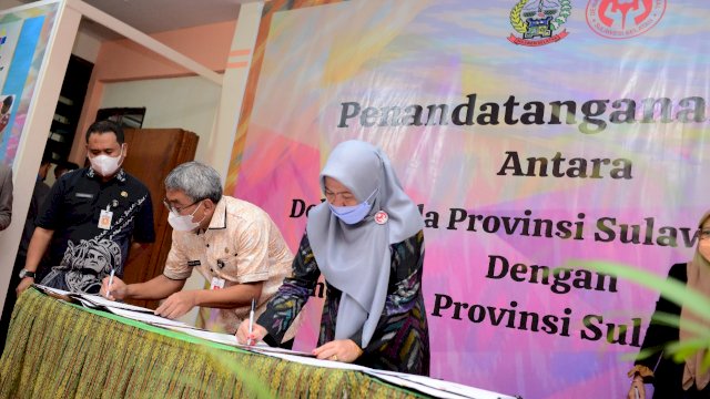 Penandatanganan MoU Pengembangan Kewirausahaan Produk Kerajinan antara Dekranasda Sulsel Bersama 13 OPD Lingkup Pemprov Sulsel (Ist) 