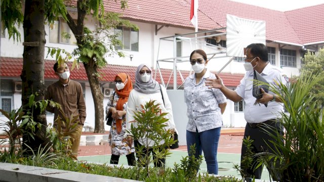 Debbie Rusdin Tinjau Sarana Prasarana SMAN 17 Makassar