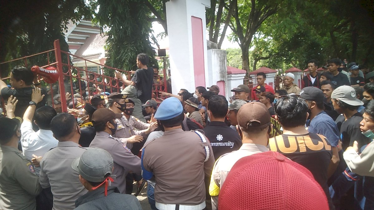 Unjuk Rasa Desak Copot Kasatpol PP Jeneponto Nyaris Ricuh