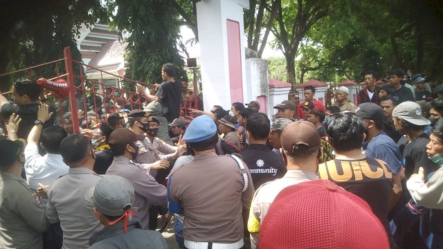 Massa aksi unjuk rasa mencoba menerobos masuk pintu pagar kantor Bupati Jeneponto, Kamis 2/12/2021 (Dedi)