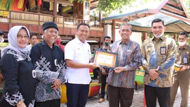 Bupati Takalar Syamsari Kitta, didampingi Sekda Takalar Muh. Hasbi, dan Guru Besar Universitas Prof Aminuddin Salle, memperkenalkan secara langsung kearifan lokal Balla Barakka ke Bupati Wajo, Amran Mahmud, di dusun Ta&rsquo;buncini, Kecamatan Galesong, (Ist) 