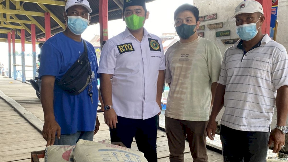 Legislator PPP Makassar Bantu Warga Lae-Lae Bangun Tanggul Jebol