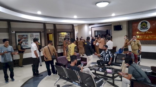Suasana di depan aula Kantor Bupati Jeneponto l, Selasa 14/12/2021 (Dedi)