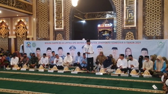 Bupati Jeneponto, Iksan Iskandar memberikan sambutan di acara Wisuda Santri ke-44 Semester II tahun 2021 di Masjid Agung (Dedi)