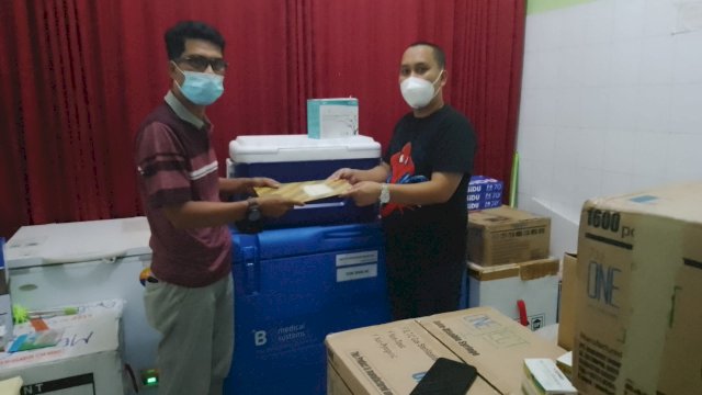 Anggota BIN Korwil Jeneponto , Mayor Yusuf Sikki menyerahkan bantuan vaksin ke Kepala Bidang Pencegahan dan Pengendalian Penyakit (P2P) Dinas Kesehatan Kabupaten Jeneponto, Suryaningrat. (Dedi)
