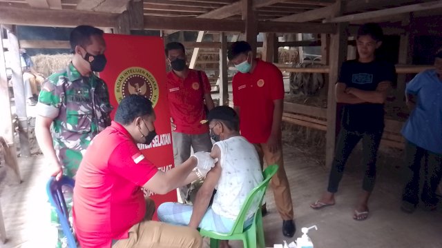 Kepala Puskesmas Togo Togo, Imran Rosadi melakukan vaksinasi di Lingkungan Lulu, Kelurahan Togo-Togo (Dedi)