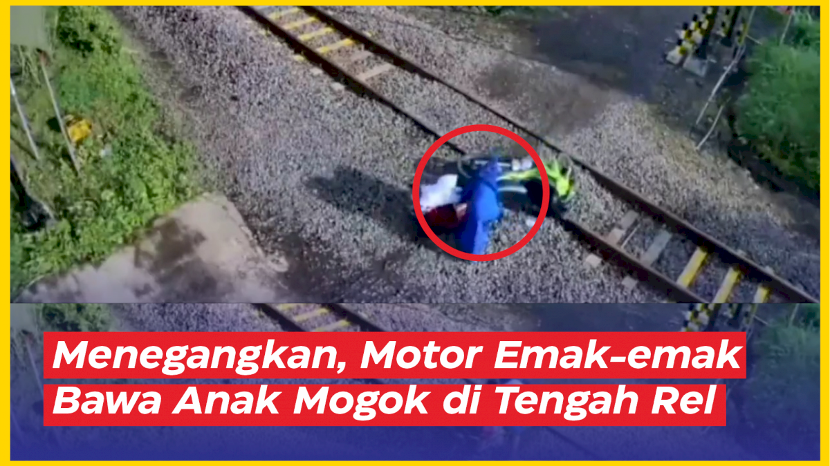 VIDEO: Menegangkan, Motor Emak-emak Bawa Anak Mogok di Tengah Rel
