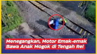 VIDEO: Menegangkan, Motor Emak-emak Bawa Anak Mogok di Tengah Rel