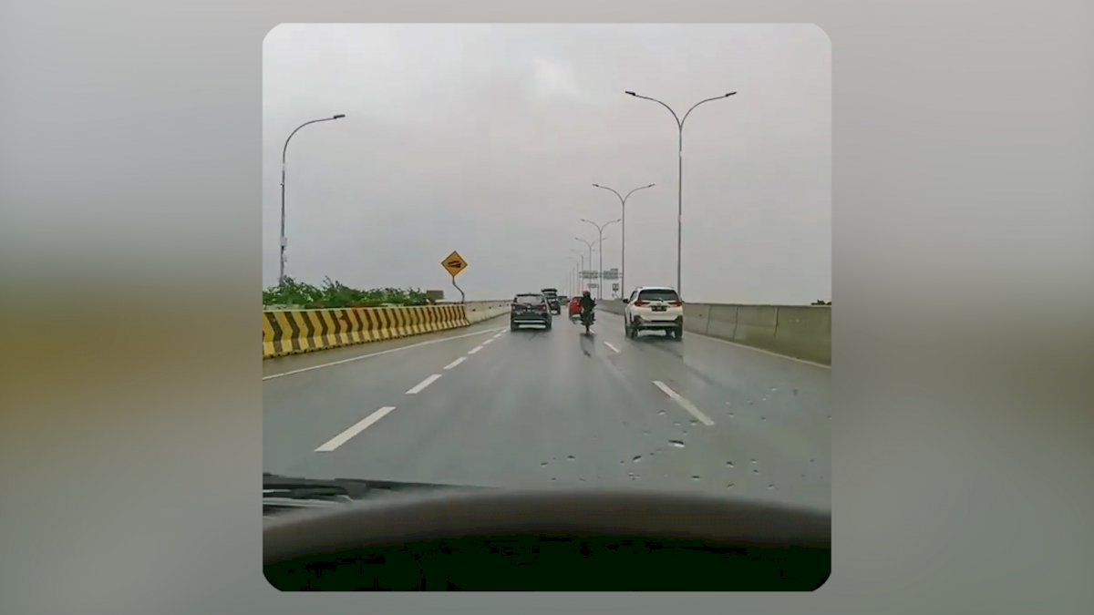 VIDEO: Viral, Pemotor di Makassar Terobos Tol Layang AP Pettarani