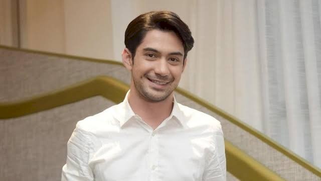 Reza Rahardian salah satu artis Indonesia yang hidup harmonis dari orang tua beda agama (Hot Detik)