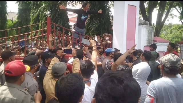 Aksi Kades Ujung Bulu Jeneponto, Mansyur tenangkan Pendemo (Dedi)