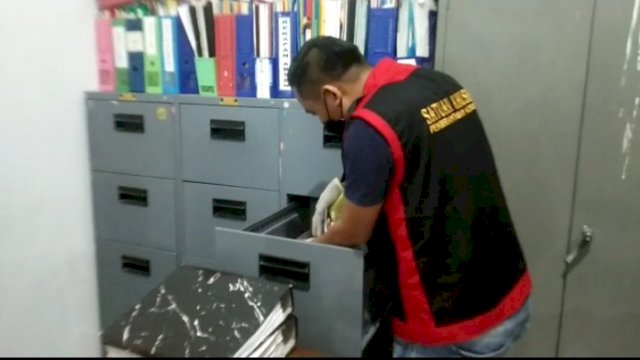 Tim Kejaksaan Negeri Jeneponto Geledah Kantor Dinas Pendidikan dan Kebudayaan Jeneponto, Jalan Abdul Jalil Sikki, Jumat 03/12/2021 (Dedi)