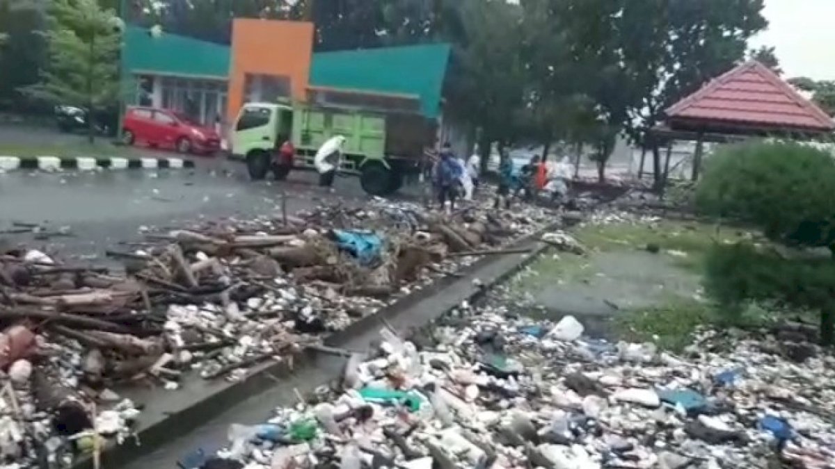 Diguyur Hujan dan Angin Kencang, DLH Tetap Tunaikan Tugas Bersihkan Parepare