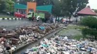 Diguyur Hujan dan Angin Kencang, DLH Tetap Tunaikan Tugas Bersihkan Parepare