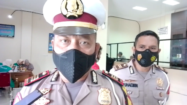 Kasat Lantas Polres Jeneponto, AKP Syahruddin didampingi Kanit Regident Samsat Jeneponto, Iptu Muhaemin (Dedi)