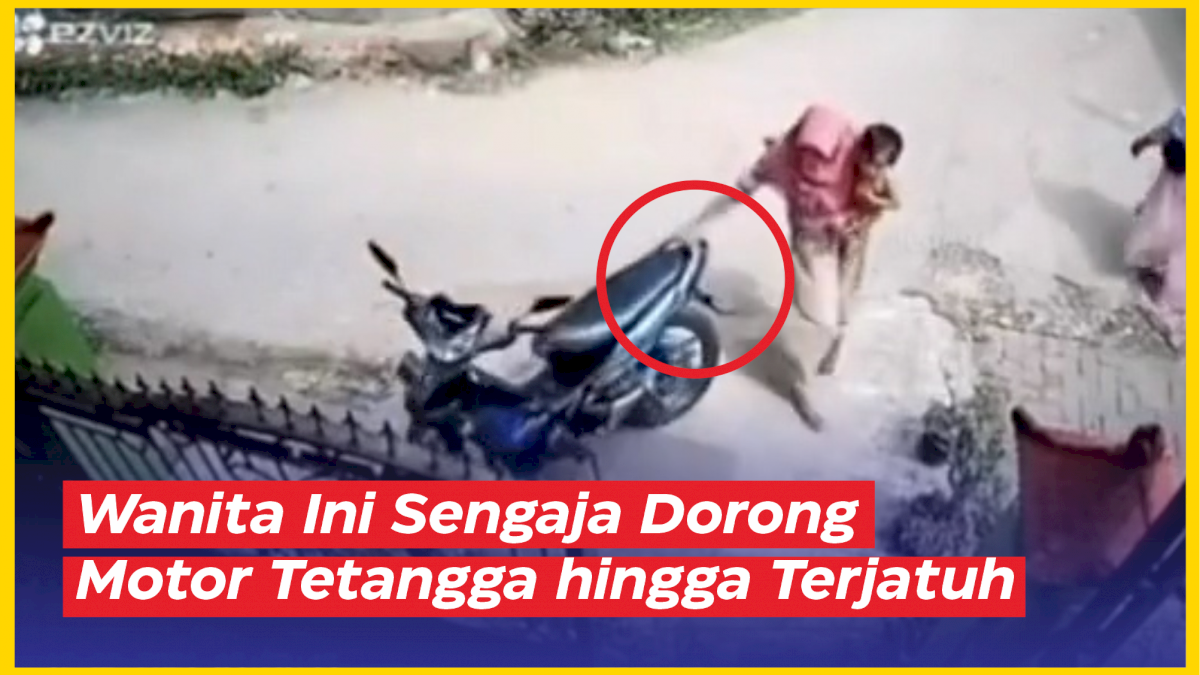 VIDEO: Kurang Kerjaan, Wanita Ini Sengaja Dorong Motor Tetangga hingga Terjatuh