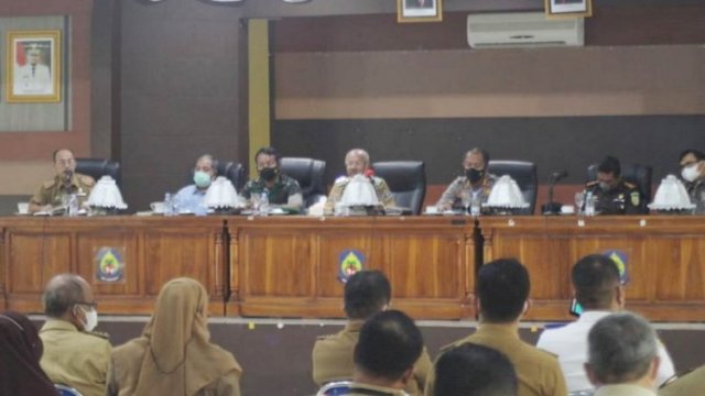 Bupati Jeneponto Iksan Iskandar memimpin rapat coffe Morning di aula kantor Bupati Jeneponto, Senin 20/12/2021 (Dedi)