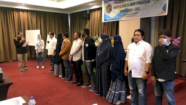 Ketua IKA SMA 06 Makassar, Rudianto Lallo mengukuhkan pengurus Forum Alumni Angkatan 99 SMA 6 Makasasar (Ist) 