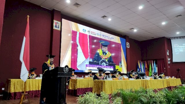 Rektor UNM Makassar, Prof Husain Syam memberikan Sambutan dihadapkan Wisudawan (Sulselsatu / Jahir Majid) 