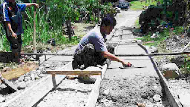 Proses pengerjaan jalan yang dibangun politisi NasDem Andi Mahfud. Ist