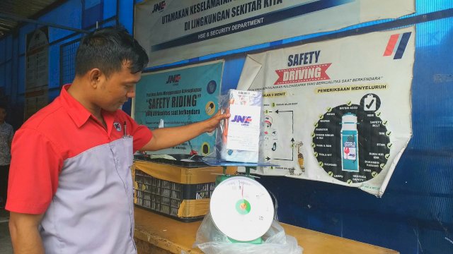 Petugas JNE Makassar di Jalan AP Pettarani menimbang paket pelanggan sebelum dikirim ke daerah tujuan (Sri Wahyudi Astuti / sulselsatu.com)