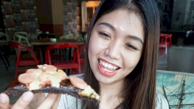 Hotel Dalton Makassar menghadirkan menu pizza terbaru yaitu black pizza dengan promo menarik (dok. Dalton Makassar)