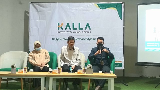 Press conference ITB Kalla yang dihadiri rektor ITB Kalla, Syamril (tengah) di Bikinbikin Nipah Mal, Senin, 10 Januari 2022, (Sri Wahyudi Astuti/sulselsatu.com)